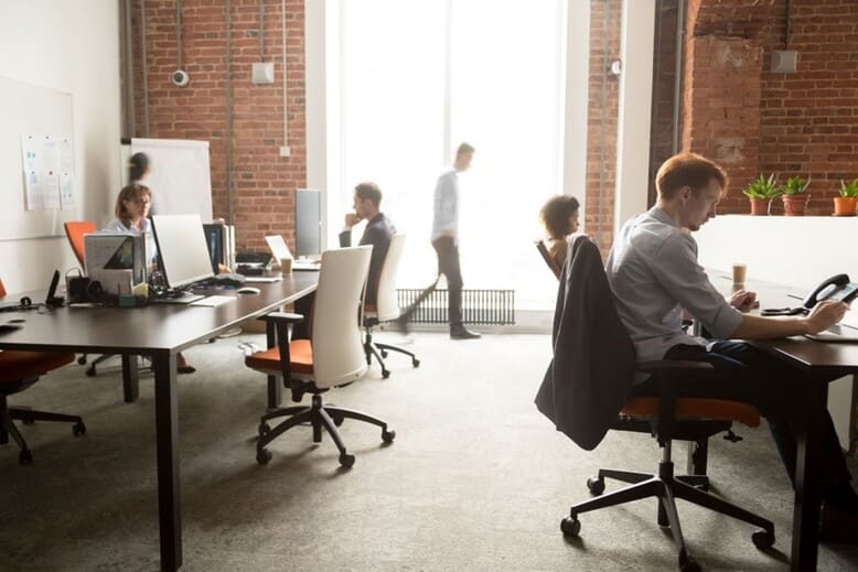 Homens e mulheres trabalhando em um escritório adepto de inovação tecnológica