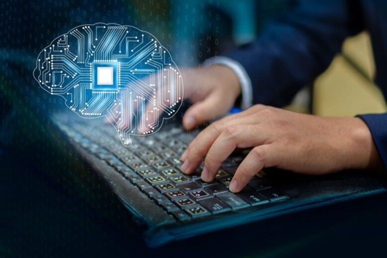 Homem digitando em seu laptop comandos para alimentar a inteligência artificial nas empresas em que presta serviços