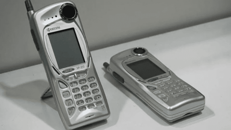 Dois antigos aparelhos de telefonia móvel destacam a inovação tecnológica ao longo dos anos