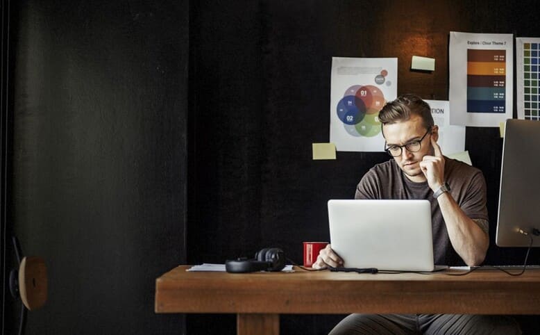 Homem em seu escritório analisa possibilidades de inovação tecnológica em sua empresa