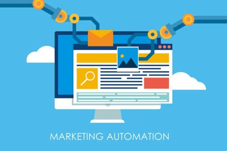 Monitor de computador com abas abertas e braços robóticos representando a automação de marketing digital