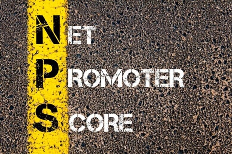 Chão de estrada com a sigla NPS (Net Promoter Score) escrita