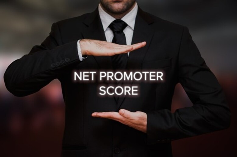 Homem de terno com Net Promoter Score escrito entre suas mãos
