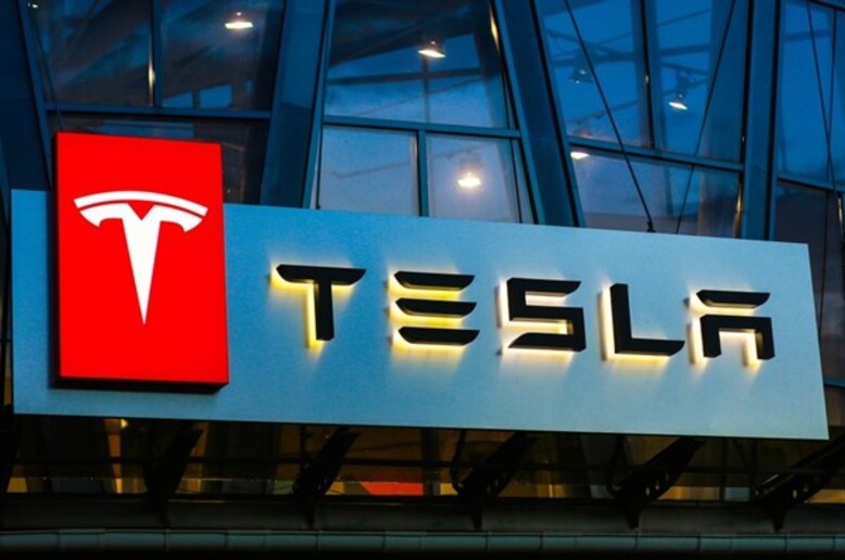 Logo da Tesla em sua fachada, uma empresa com alto nível de NPS