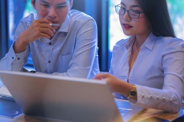 Equipe discutindo sobre a aplicação da inteligência artificial no trabalho