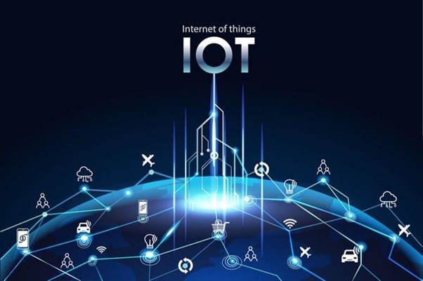 Globo terretre com o termo "IOT" escrito em cima, representando o avanço da inteligência artificial no mundo