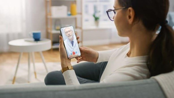 Um médico utilizando um tablet para acessar dados de pacientes, com ícones de saúde digital ao redor, assistido pela inteligência artificial.