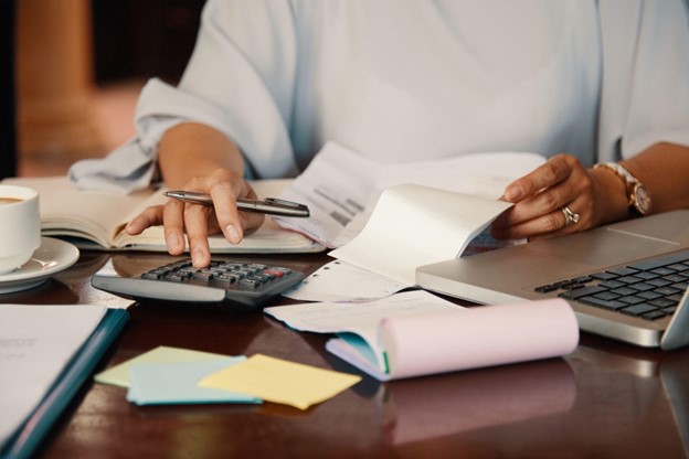 Colaborador fazendo o orçamento empresarial do ano seguinte em sua empresa