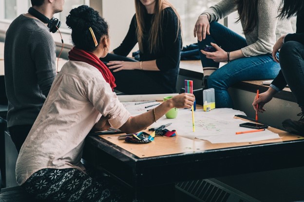 Grupo discutindo a criação de uma matriz de materialidade, alinhando prioridades estratégicas e sustentáveis das empresas.