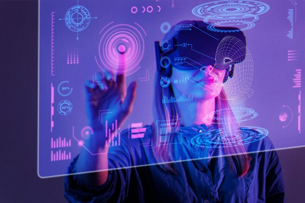 Mulher usando óculos de realidade virtual interage com hologramas digitais, simbolizando ética na inteligência artificial.