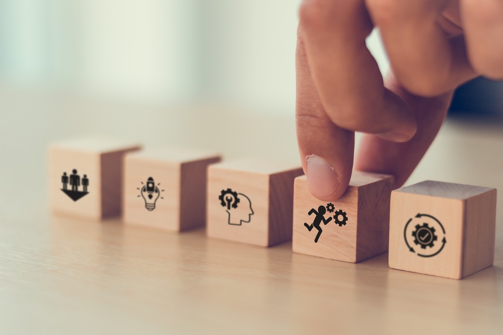 Blocos com ícones de competências representam habilidades profissionais essenciais para desenvolvimento e crescimento na carreira.
