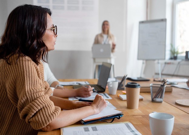 Profissionais reunidos em uma sala discutindo estratégias para o futuro do trabalho 2025, com foco em inovação.