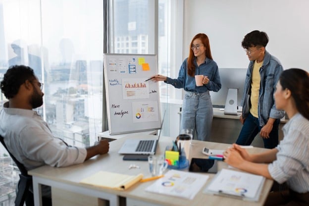 Equipe em reunião analisando gráficos e criando estratégias para um plano de continuidade de negócios robusto.