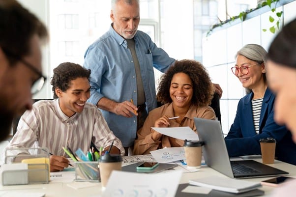 Grupo corporativo colaborando em estratégias de responsabilidade social empresarial para impacto sustentável e inclusivo.