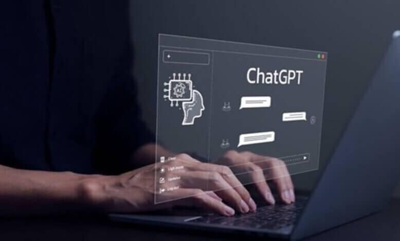Pessoa usando o ChatGPT em um notebook, com a interface da ferramenta exibida na tela.