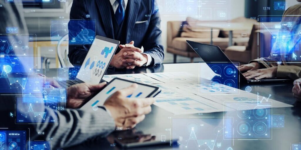 Reunião estratégica com análise de dados digitais