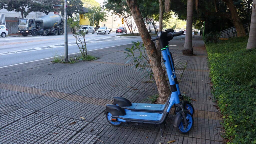 Patinete elétrico estacionado em uma calçada
