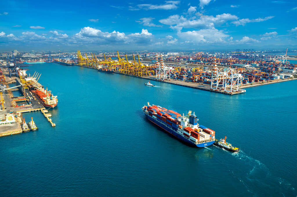 Navio de contêineres chegando ao porto representa a logística internacional e os principais países fornecedores do Brasil.