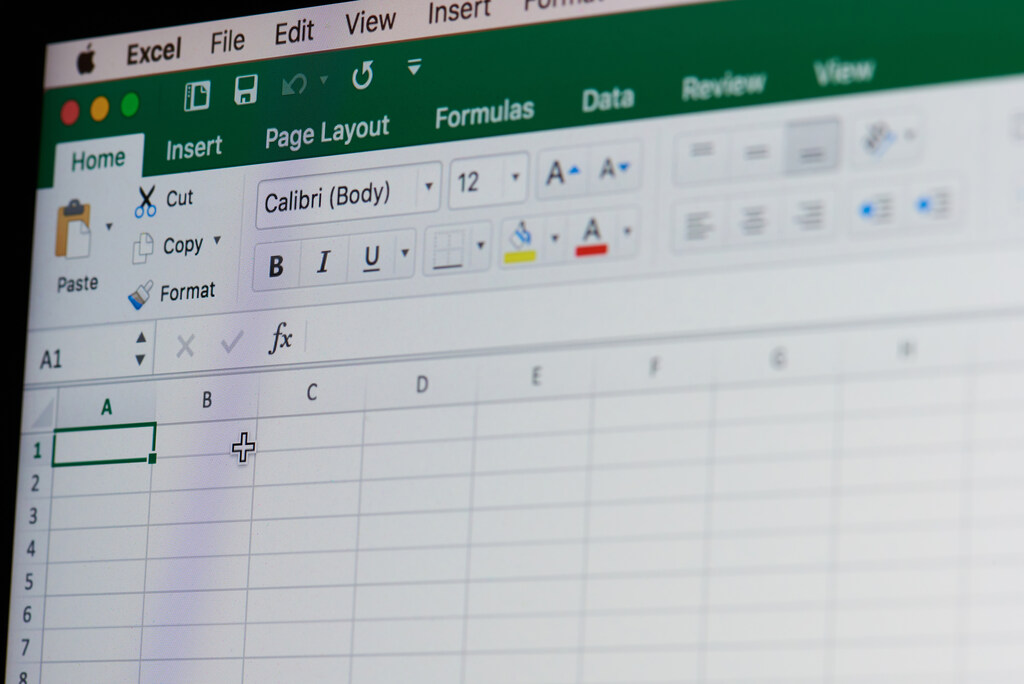 Interface do Excel aberta em planilha usada para organizar informações e criar relatórios gerenciais.