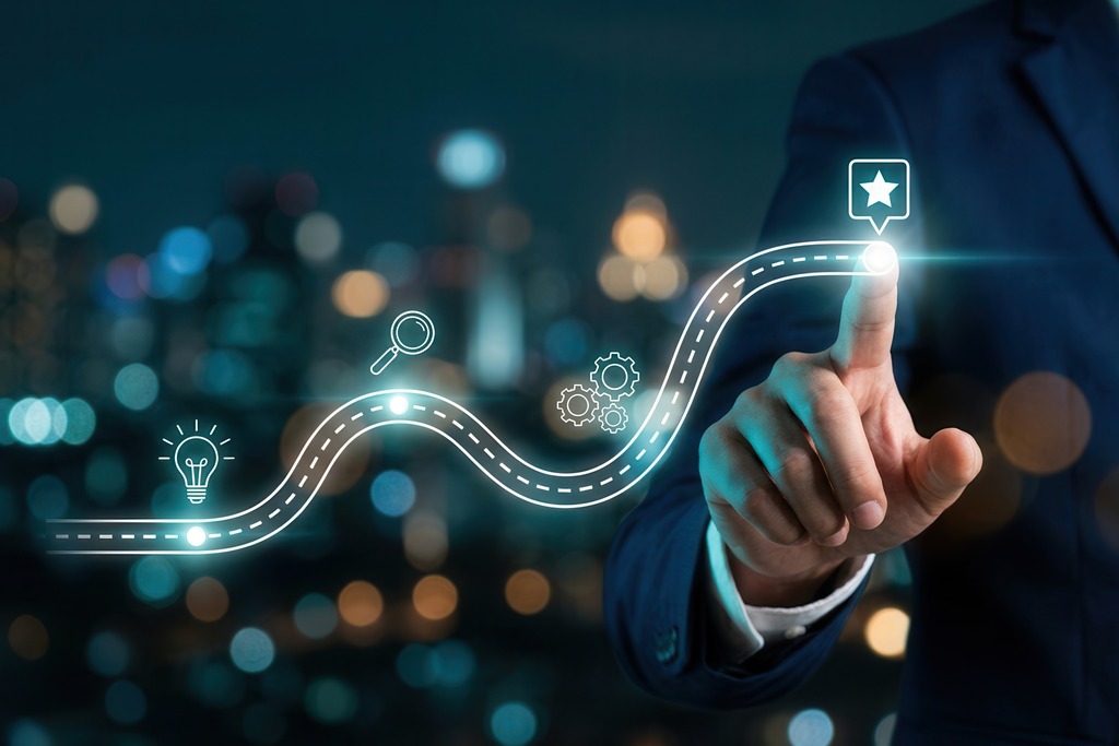Profissional interage com um roadmap digital que representa etapas, metas e planejamento estratégico empresarial.