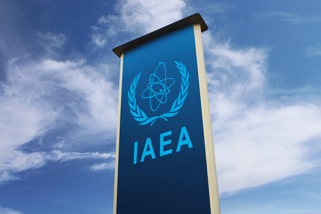 Placa com o símbolo da AIEA representa agência internacional voltada à segurança e
energia nuclear pacífica.