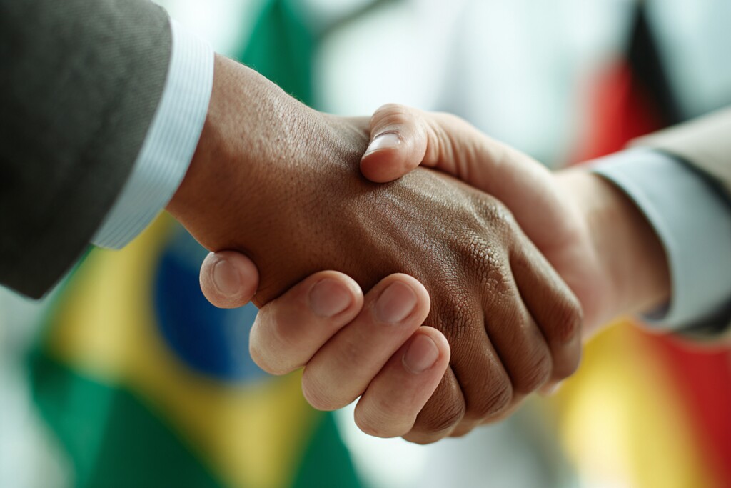 Profissionais firmam parceria internacional com bandeiras ao fundo, representando negociações no comércio exterior.
