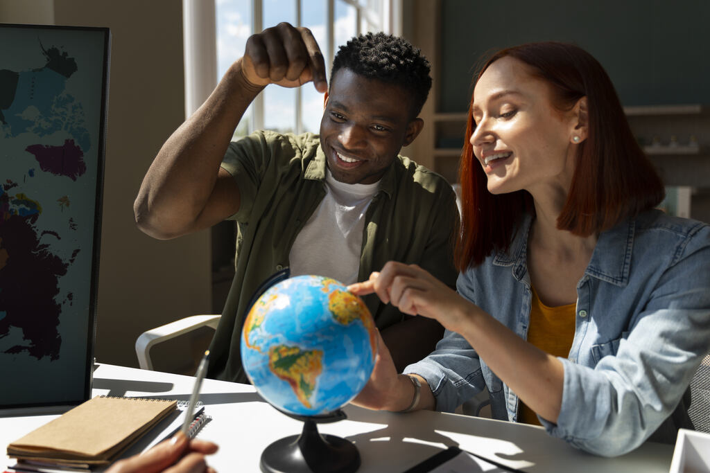 Estudantes analisam globo terrestre durante aula sobre carreira internacional, geopolítica e formação em negócios globais.
