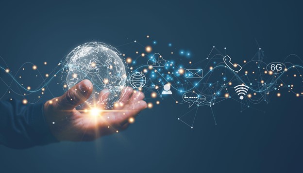 Mão segura globo digital luminoso cercado por ícones de conectividade e tecnologia, simbolizando o mundo BANI.
fonte imagem: adobe stock