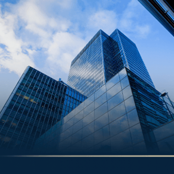 Vista de arranha-céus modernos refletindo o céu azul, representando a estrutura corporativa e a importância dos valores de uma empresa na construção de uma sólida cadeia de valor.
