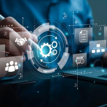 Profissional utiliza interface digital para gestão operacional com foco em processos e desempenho empresarial.