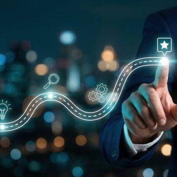 Profissional interage com um roadmap digital que representa etapas, metas e planejamento estratégico empresarial.